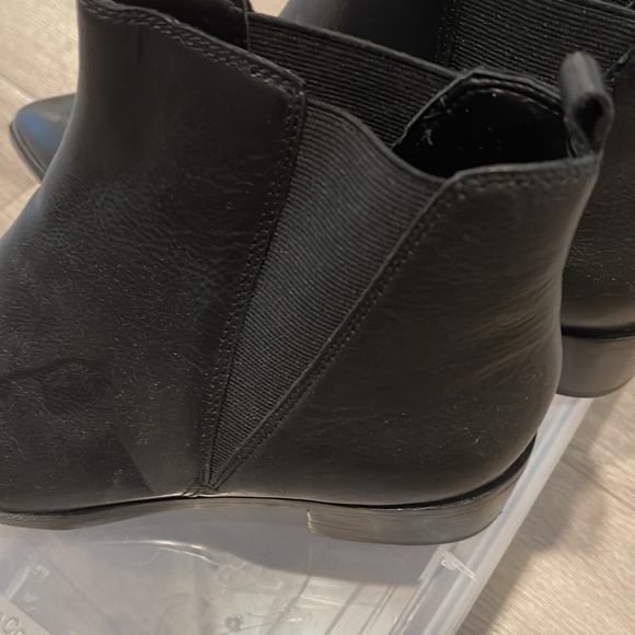 Marc Fisher black Chelsea pull on bootie. - Picture 4 of 4